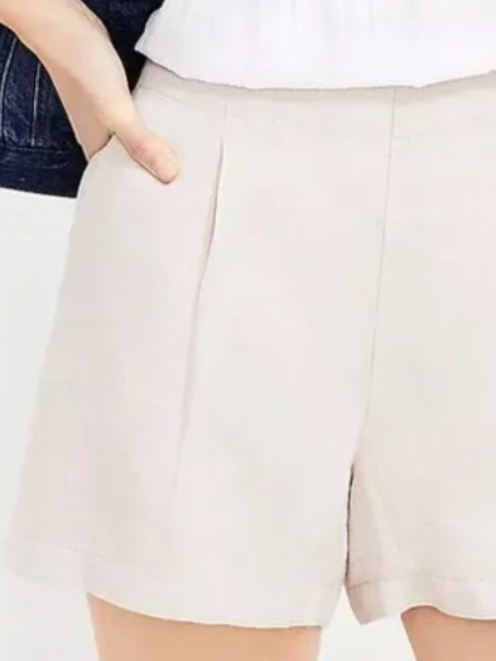 Ann Taylor LOFT Pleated Pull on Linen Blend shorts in Flax color,size Medium